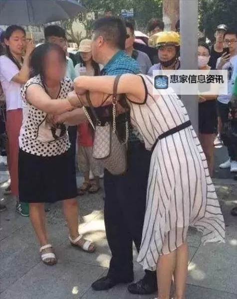自贡女子遭夫妻两人殴打扒衣事件引发社会关注图1