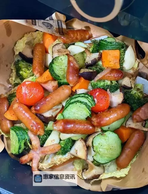 创意美味：香肠插甜甜圈的奇趣搭配体验图1