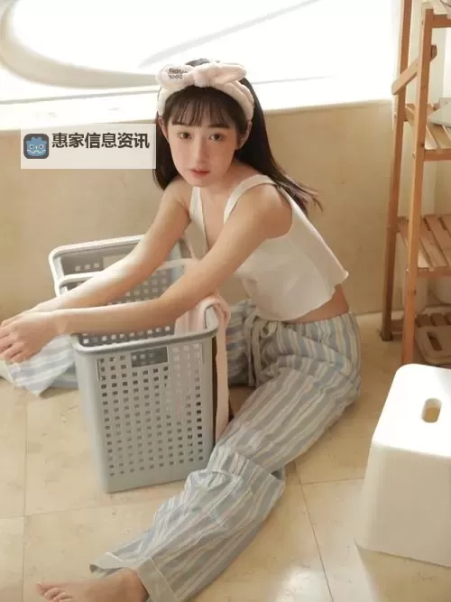 浴室少女二十天原图:揭示青春记忆的真实瞬间图1