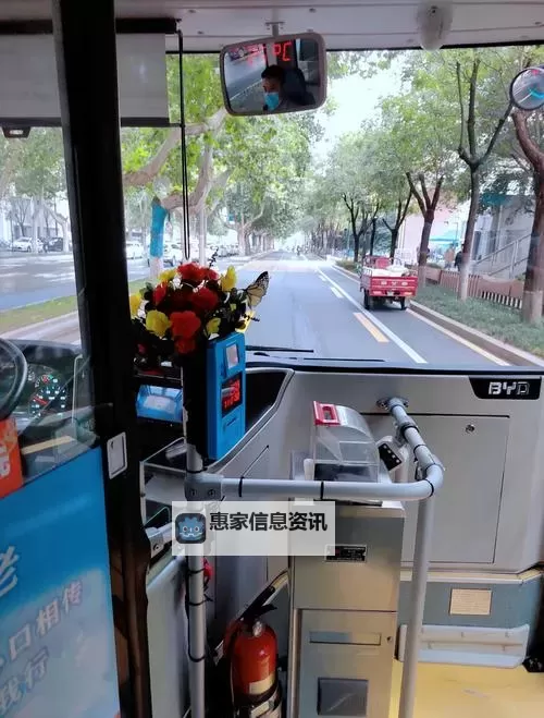 在公交车上我们做起爱的事情:温暖的城市瞬间图1