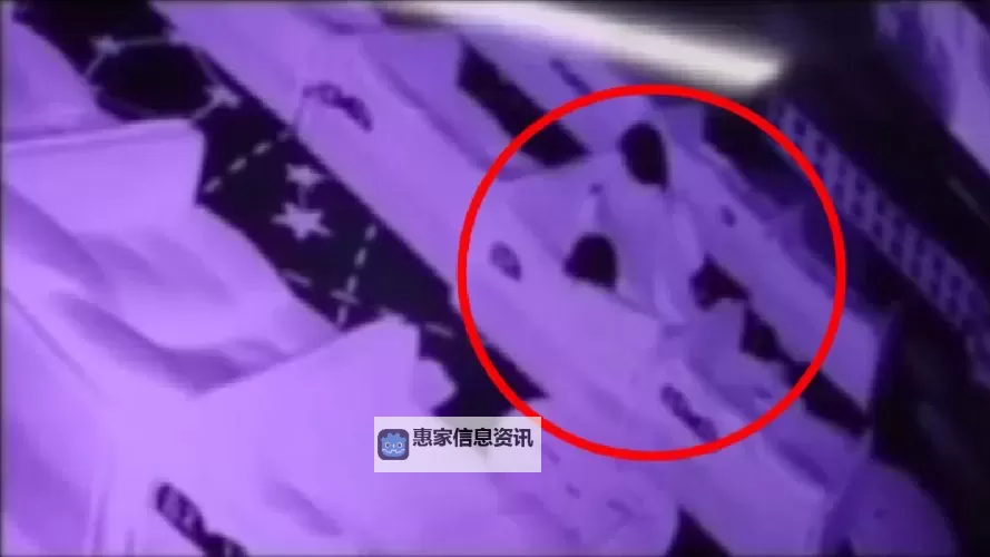 男女在床上打扑克不盖被子原版视频:真实场景精彩呈现图1