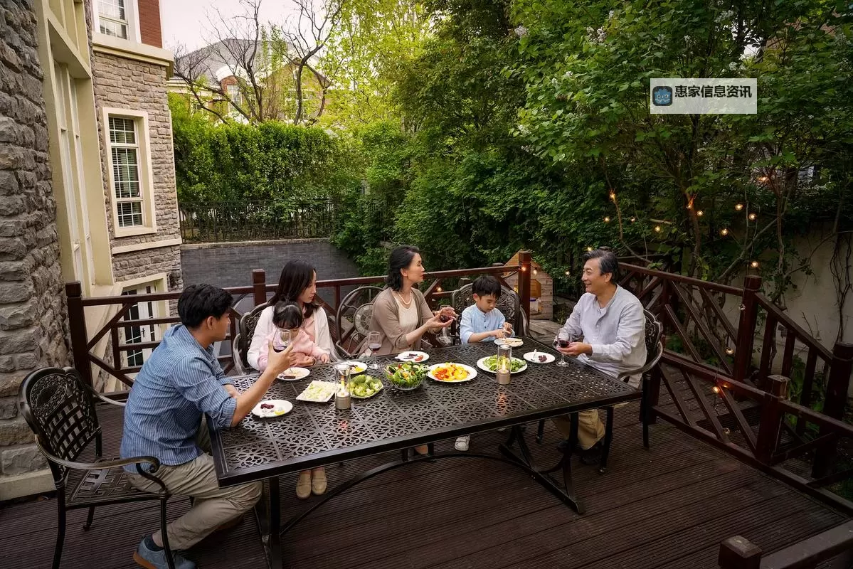 “温馨家园:坐着吃饭下面连是在一起系列的温馨时光”图1