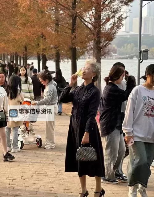 中国老太RAPPER引爆全网：岁月不败青春的另类飞跃图1