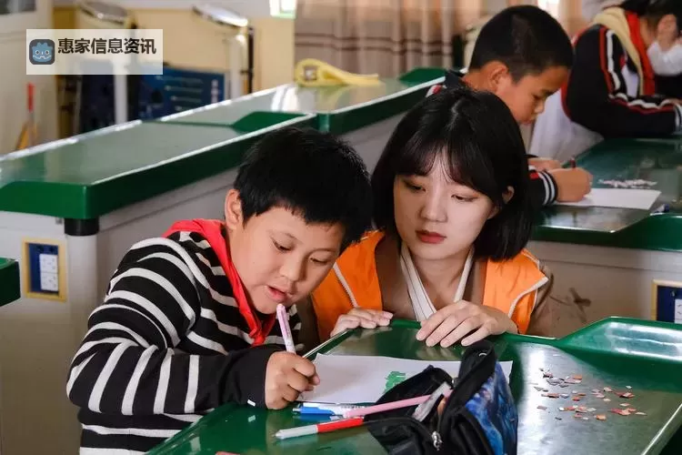 坐在学长的根茎写作业视频:温馨而有趣的校园瞬间图1