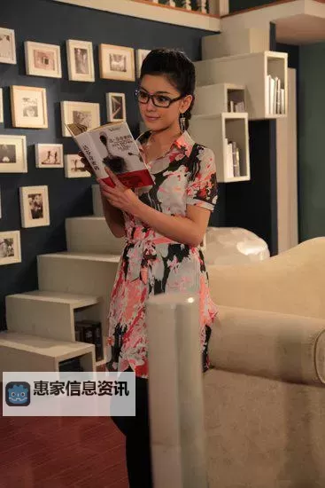 赵文琪丝袜风采展示:优雅与性感的完美融合图1