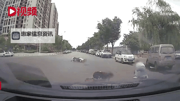 在车里被撞了八次高C视频:真实还原极限惊险瞬间图1