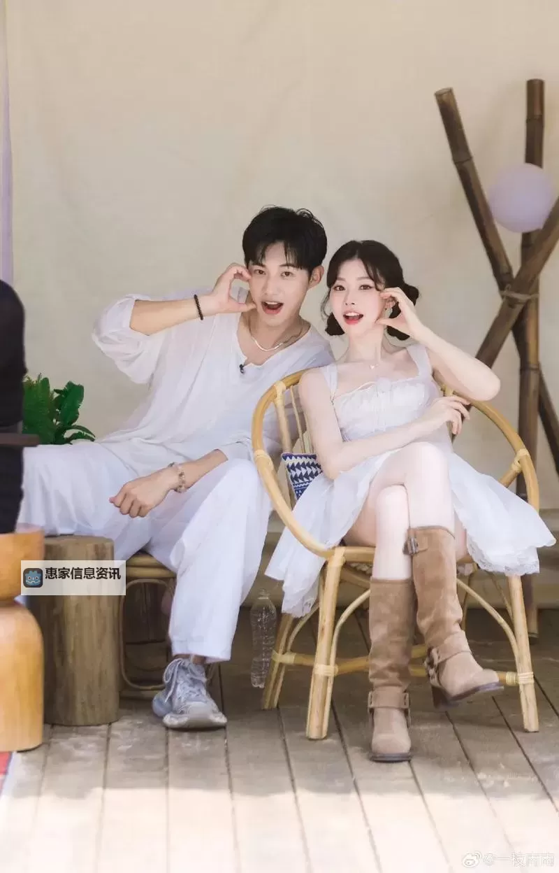 美女与帅哥一起差差:甜蜜时光的浪漫瞬间图1