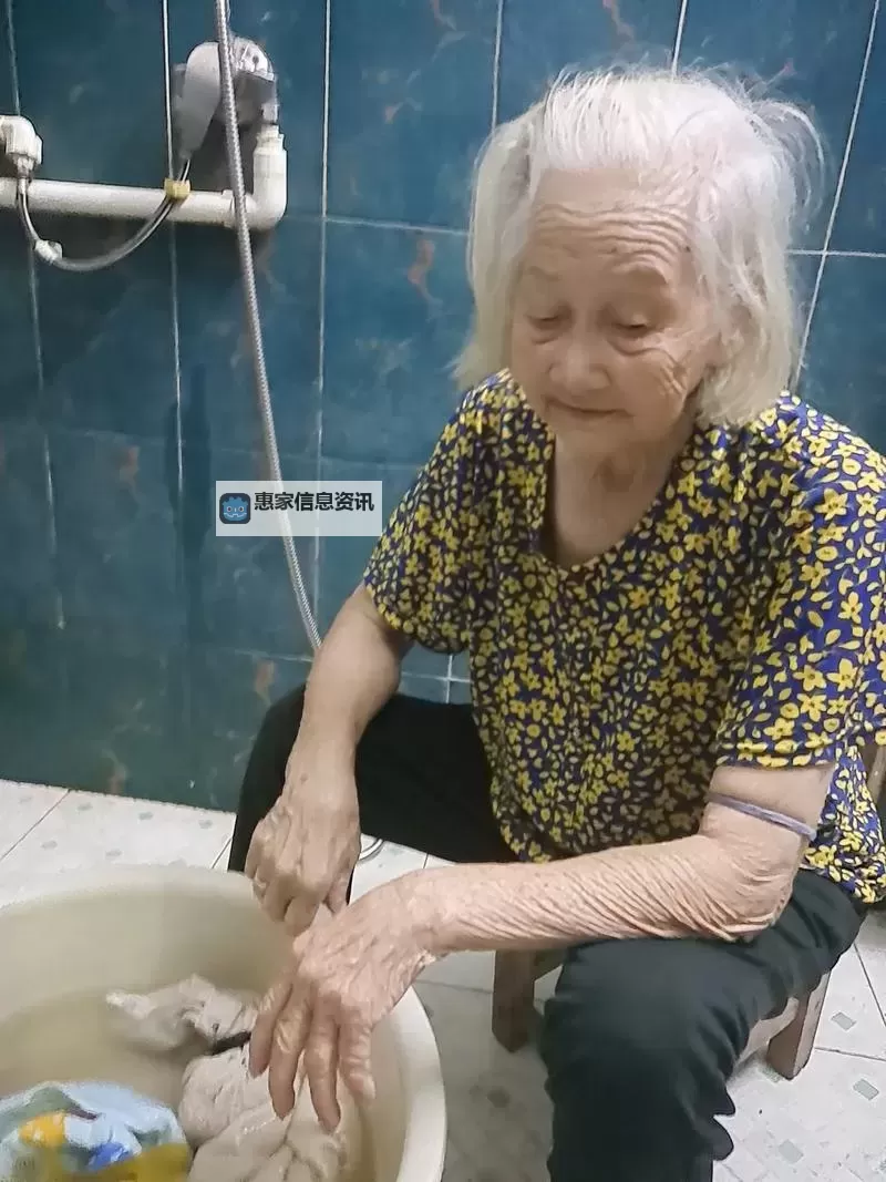 中国老太婆坚守传统手艺 感动众人图1