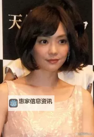 日本比基尼床上视频引发热议：性感瞬间引人遐想图1