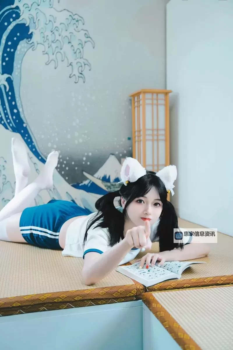 白丝双马尾尾随入室：揭秘少女的秘密行踪图1