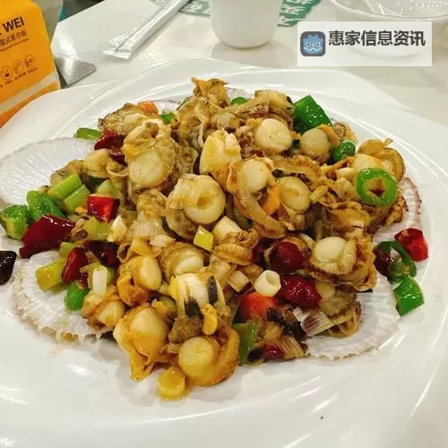 在桌子底下吃你的扇贝：隐藏的秘密与海鲜的滋味图1