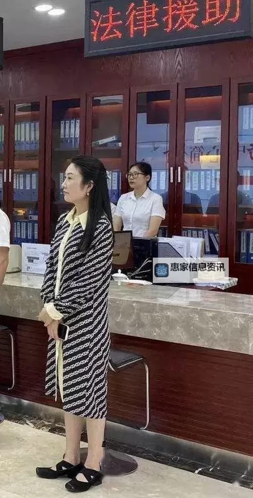 走近女局长：她的故事与领导之道图1