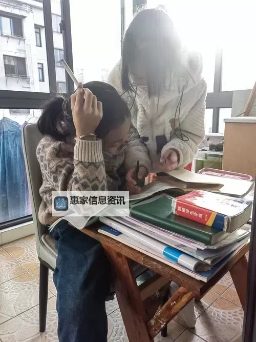 坐在学长的棒棒上写作业：有趣视频分享图1