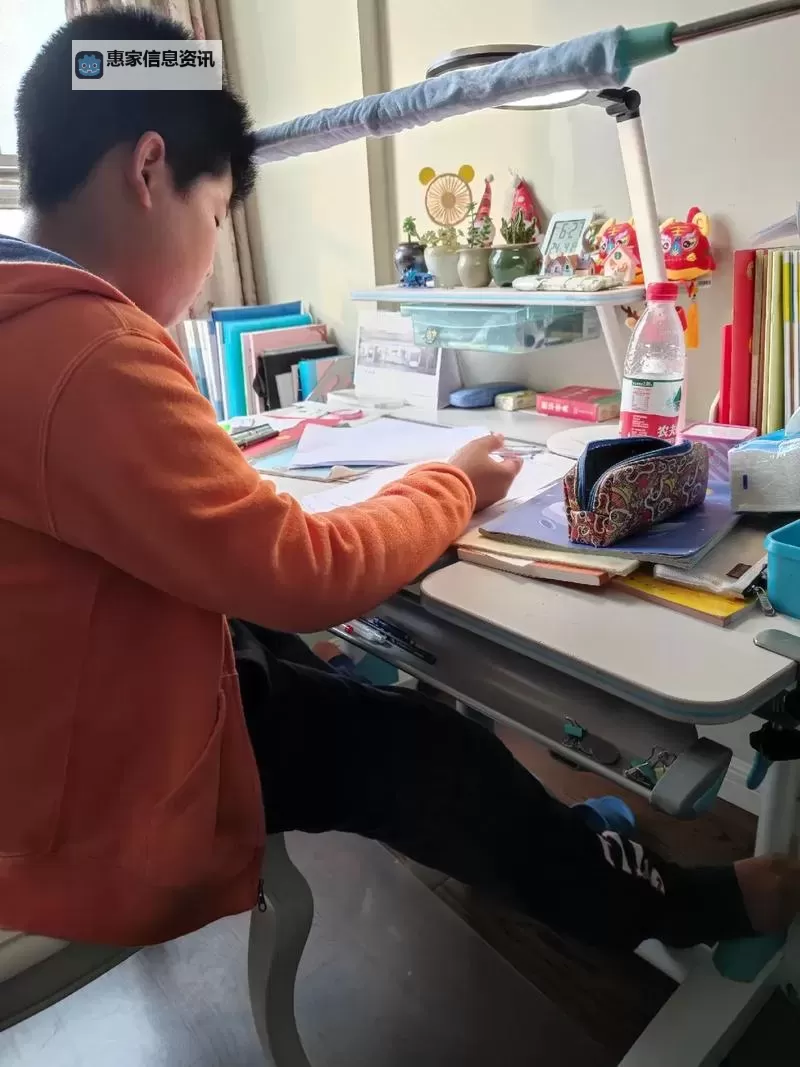 我在坐在硬邦邦的上面写作业的尴尬瞬间图1