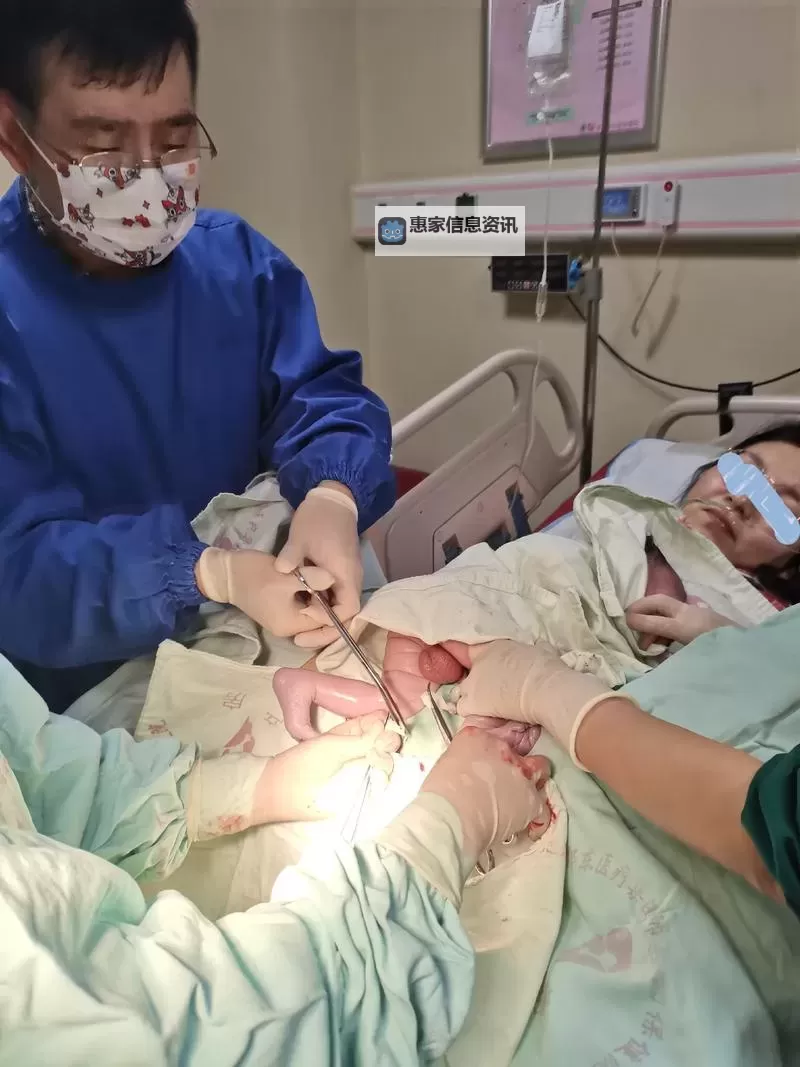 体验生命奇迹:感人至深的正常分娩视频欣赏图1