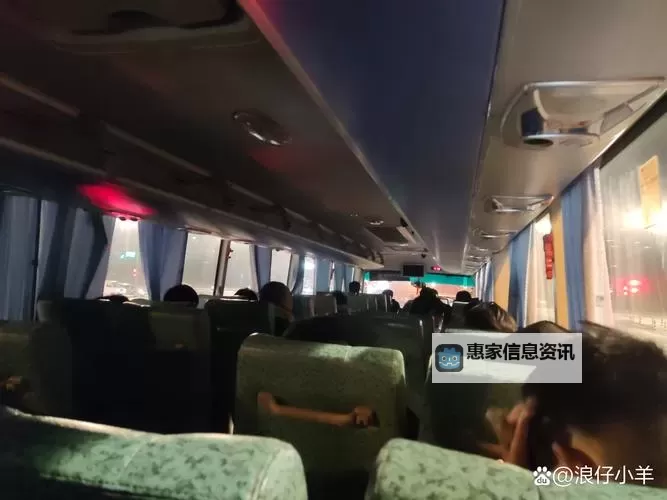 长途车卧铺最后一排很黄:夜晚的神秘景象图1
