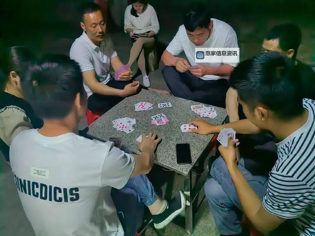 震撼瞬间:打扑克剧烈运动画面引爆现场激情图1