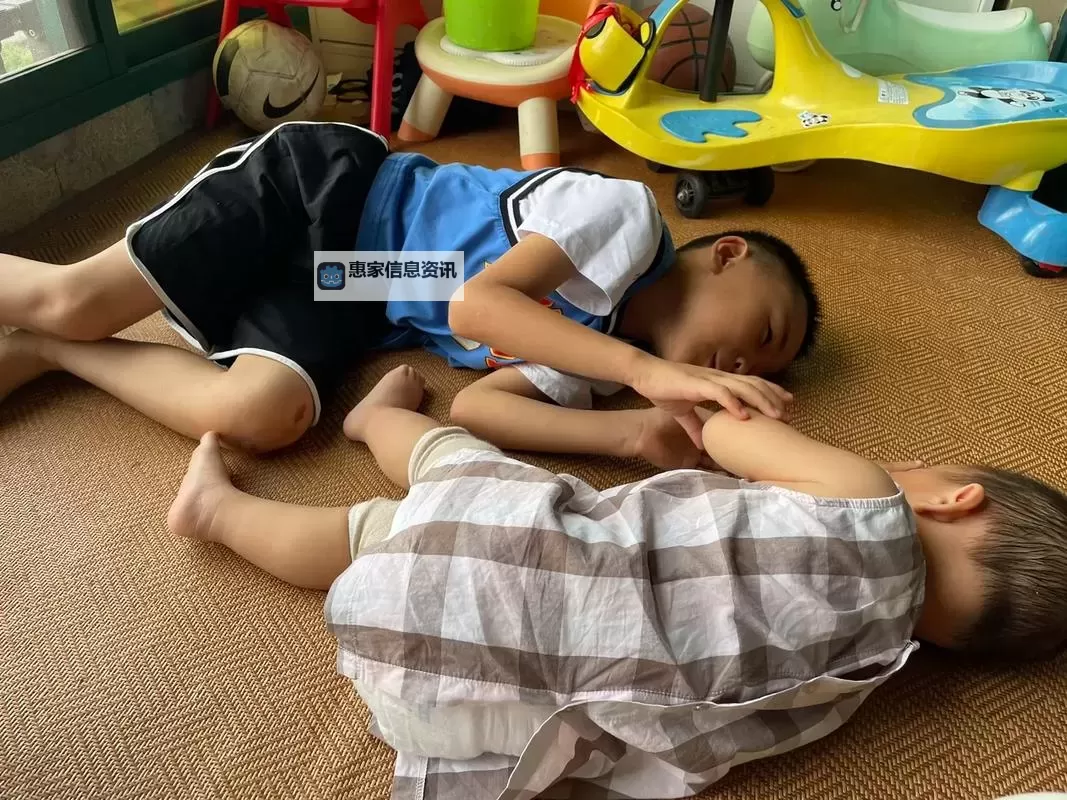 兄妹间的深深咬合:走一下撞一下的趣味时光图1