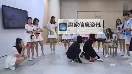 用注水器打水放屁的处罚视频大全：爆笑惩罚瞬间集锦图1