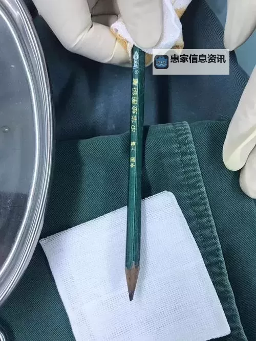 做错一题学长就往里插一支笔:意外的惩罚还是趣味的鼓励?图1