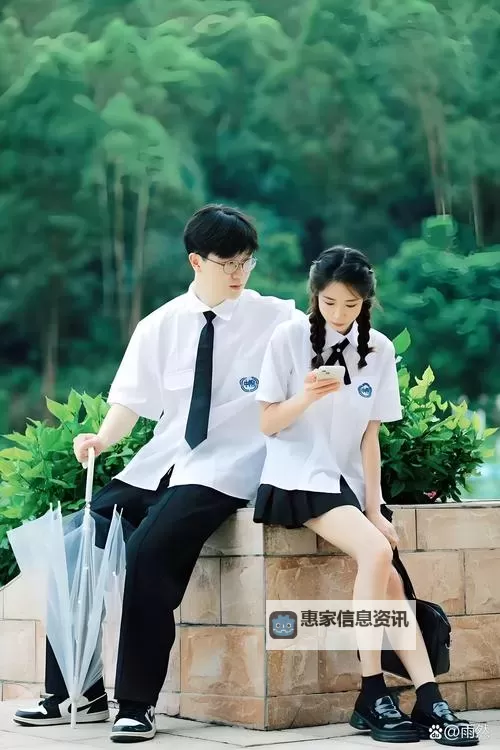 男生和女生一起相嗟嗟嗟下载:校园青春的欢愉时光图1