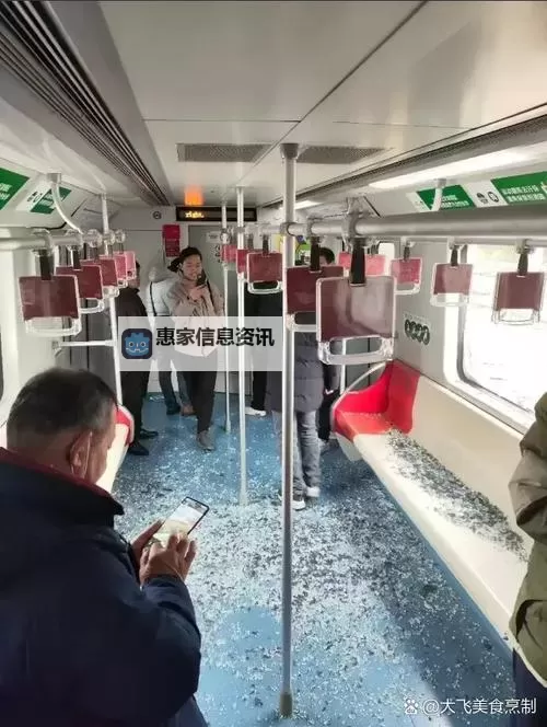 乘坐地铁车被挤到高C,都市生活的真实写照图1