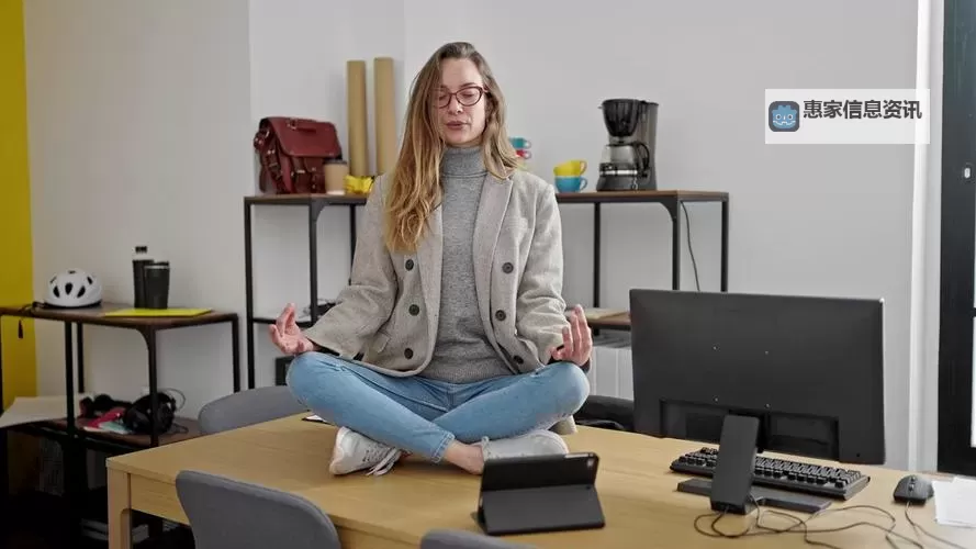 轻松健康：坐在办公室桌子做运动的实用指南图1