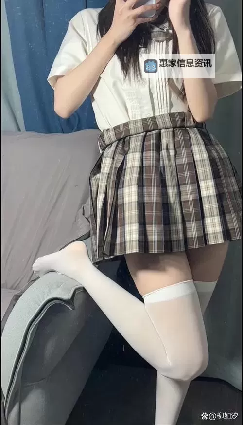 白丝班长爆浆：制服下的意外惊喜引爆校园热议图1