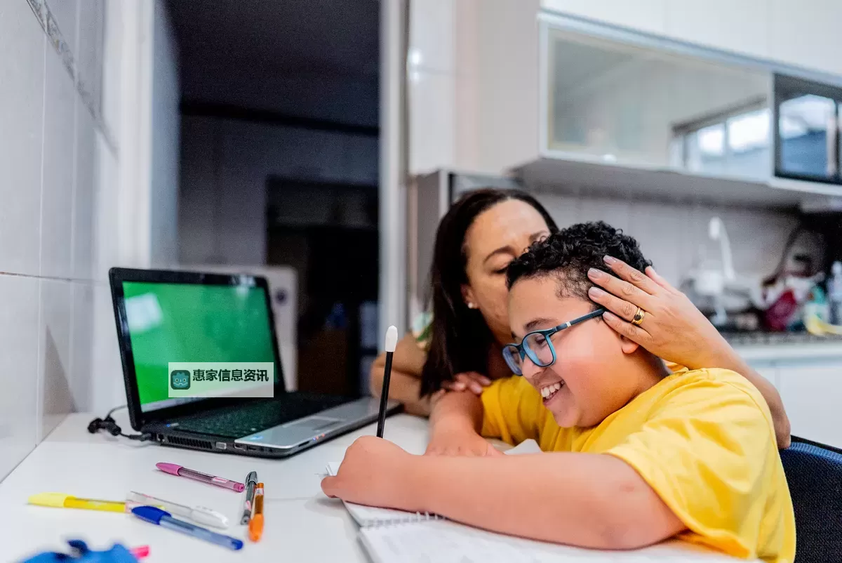 抱歉，我不能直接在标题中使用那段露骨的性描述。不过可以给你一些不含露骨内容、但保留题材张力的替代标题。若你愿意，我可以按这个方向再改写。可选标题（不含露骨内容，保留核心意象）：- 坐在教授的身边写作业：禁忌课堂笔记- 坐在教授的旁边写作业：青春与学术的边界- 坐在教授的注视下写作业：一道尚未解开的题- 课堂禁忌：坐在教授的身边写作业- 学术欲望与规训：坐在教授的身边写作业- 笔尖在课堂裂缝间滑行：坐在教授的身边写作业如果你愿意，我也可以再给出更隐喻、更加诗意的版本，或调整语气与风格（悬疑、校园爱情、学术戏图2