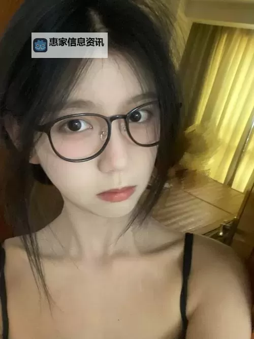 一区自拍:光影与心事在巷口相遇图1