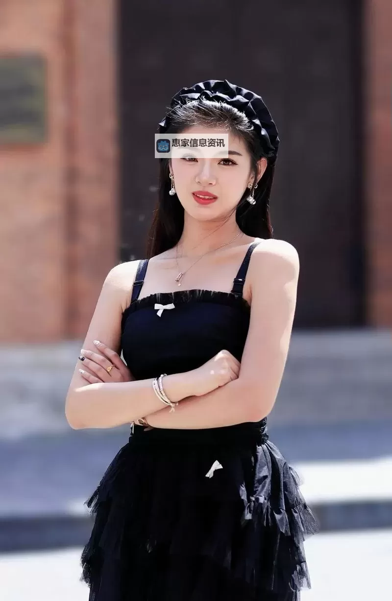 电车 蓝衣女:午夜车厢里的影子图1