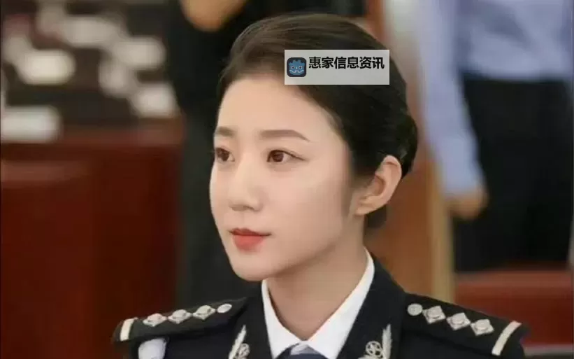 最美警官张津瑜视频:雨夜守护与温暖微笑图1