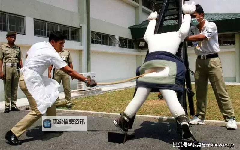 犯错被罚坐三脚架视频:校园日常中的尴尬惩罚时刻图1